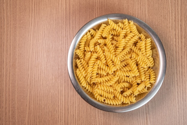 Rauwe pasta in kom - macrodetail