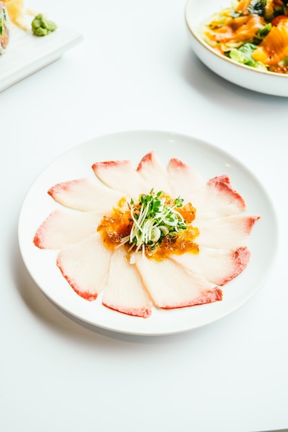 Rauwe verse Hamaji vis vlees sashimi in witte plaat