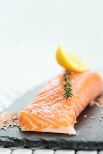 Rauwe zalm met roze zout en rozemarijn