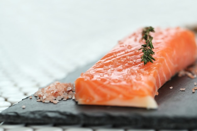 Rauwe zalm met roze zout en rozemarijn