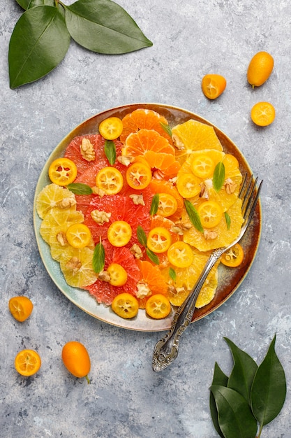 Gratis foto rauwe zelfgemaakte citrus salade