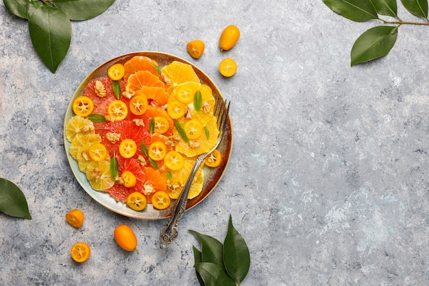 Gratis foto rauwe zelfgemaakte citrus salade