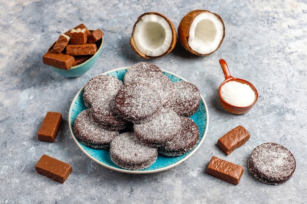 Rauwe zelfgemaakte vegan chocolade chocolade kokos dessert Gezond veganistisch voedselconcept.