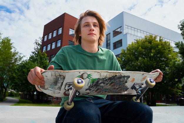 Rebellen tiener skater plezier in het skatepark