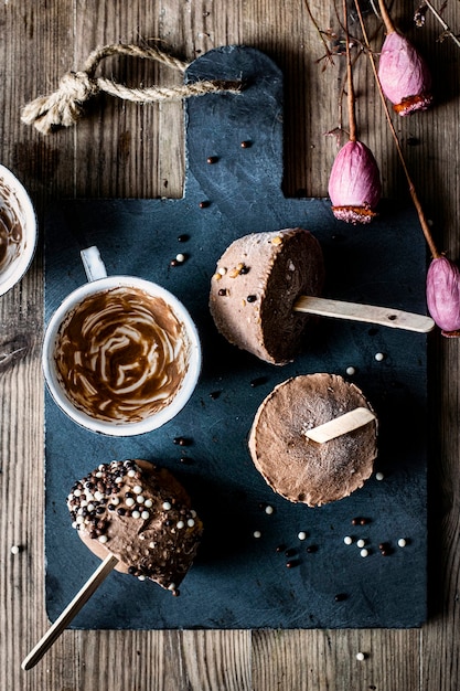 Recept voor zelfgemaakte chocolade-pindakaas-ijsbekers