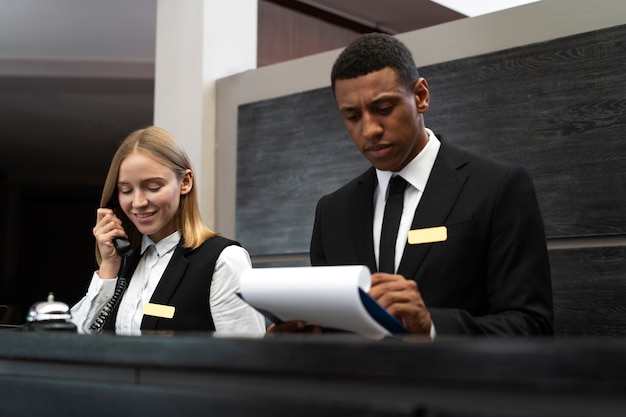 Receptionisten in elegante pakken tijdens werkuren