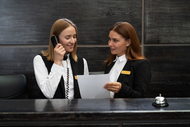 Receptionisten in elegante pakken tijdens werkuren