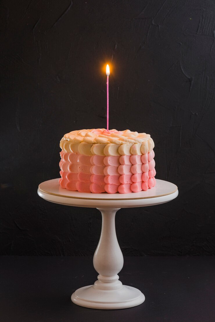 Gratis Foto rechte kaars op romige cake