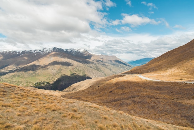 Rechte, lege snelweg die naar het Aoraki-Mount Cook National Park leidt