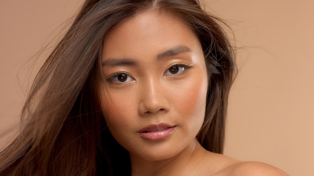 Rechtstreeks naar de camera kijken Aziatisch Thais Japans model Close-up portret natuurlijk ogend Aziatisch model