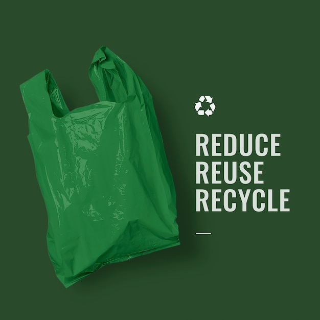 Gratis foto recyclagecampagne voor hergebruik verminderen met groene plastic zak