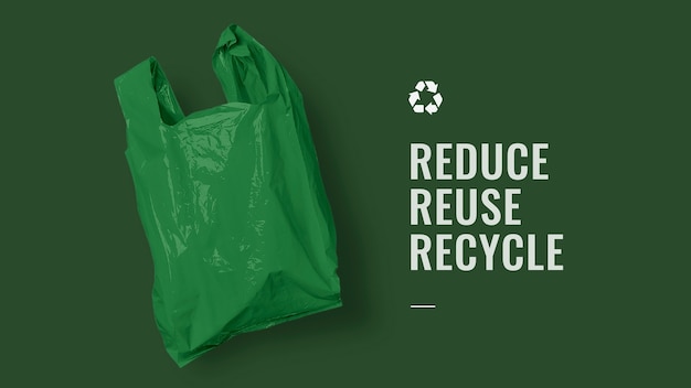 Gratis foto recycle-campagnebanner voor hergebruik verminderen met groene plastic zak