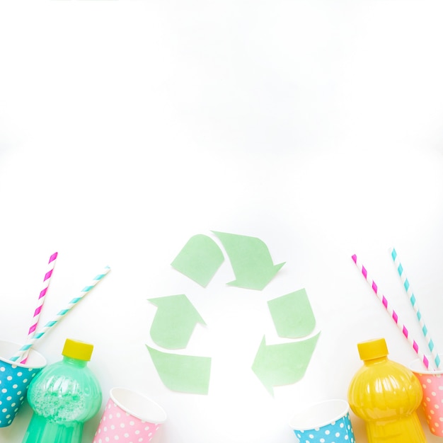Recycle logo met flessen en bekers