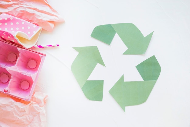 Recycle-logo met kleurrijke prullenbak