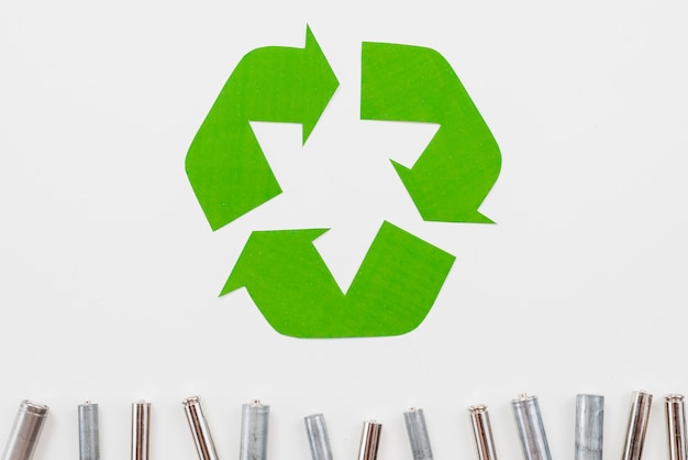 Recycle symbool en afvalbatterijen op grijze achtergrond