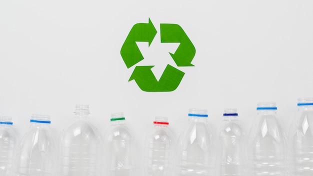 Recycle symbool en plastic flessen op grijze achtergrondkleur
