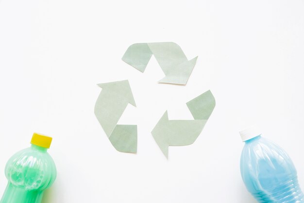 Recycle symbool met plastic flessen