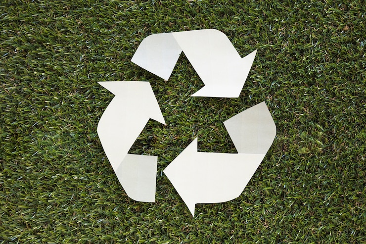 Gratis Foto recycle symbool op gras