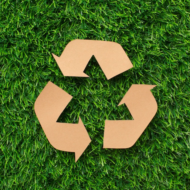 Recycle teken op gras