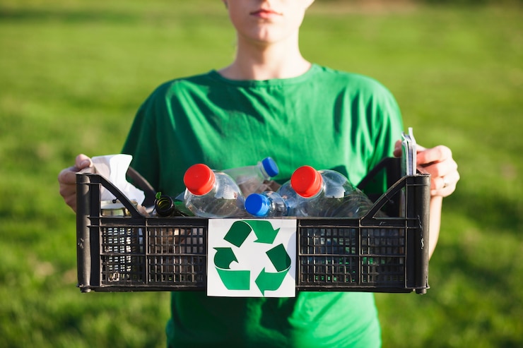 Gratis Foto recycleer achtergrond met de doos van de vrouwenholding