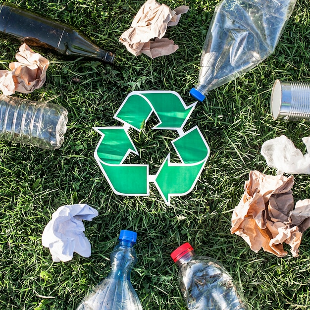 Gratis foto recycleer achtergrond met kringloopteken en vuilnis