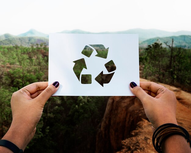 Red de wereld-ecologie milieubehoud geperforeerd papierrecycling