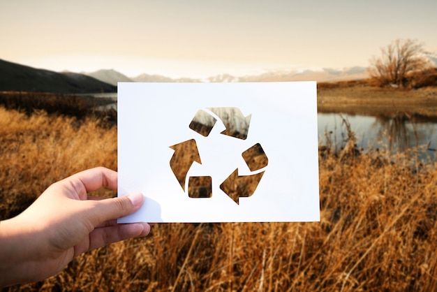 Gratis foto red de wereld-ecologie milieubehoud geperforeerd papierrecycling