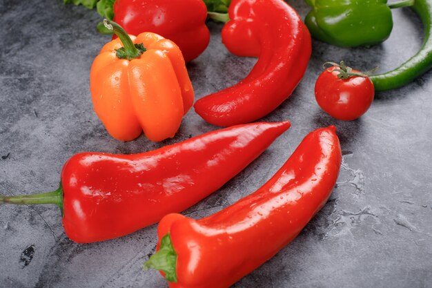 Red hot chili peppers met tomaten.