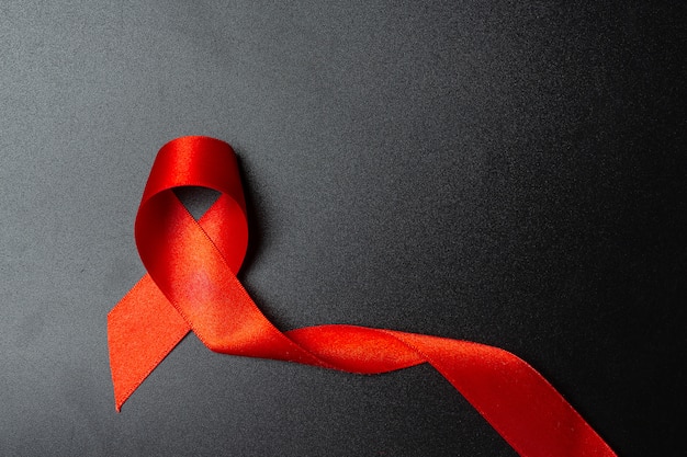 Red ribbon hiv awareness concept wereld aidsdag en werelddag voor seksuele gezondheid.