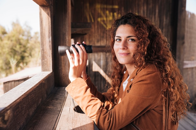 Redhead vrouw met een verrekijker