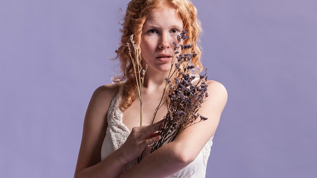 Gratis foto redhead vrouw poseren met lavendel