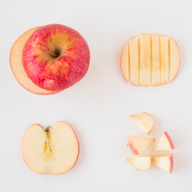 Reeks van appel die in verschillende die plakken wordt gesneden op witte achtergrond worden geïsoleerd