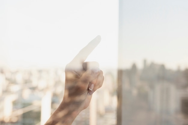 Gratis foto reflectie van wijzende vinger