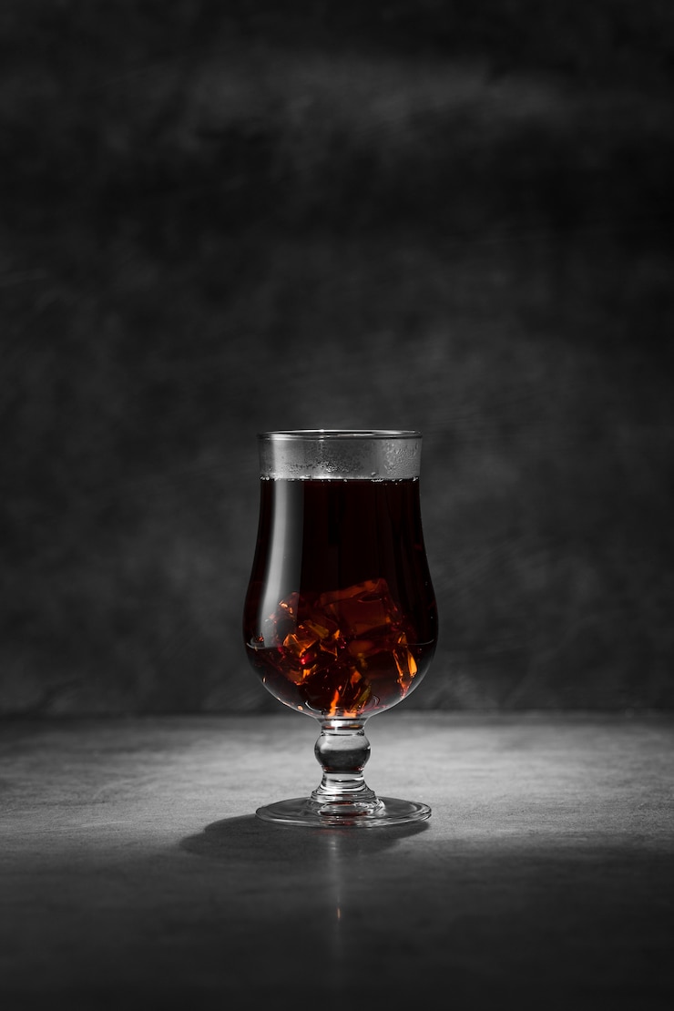 Gratis Foto regeling met drank en gipspleisterachtergrond