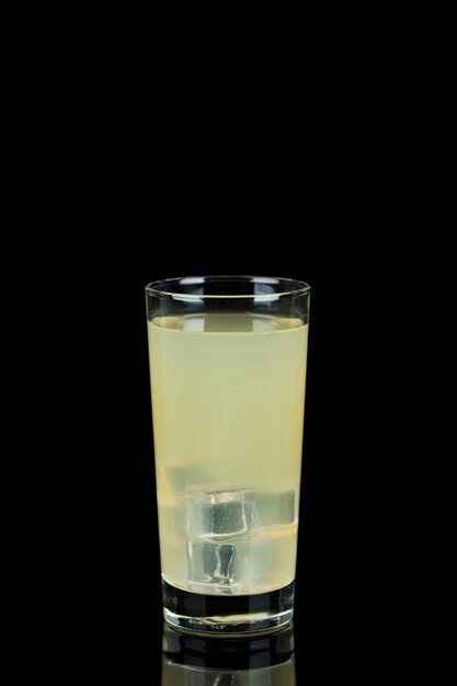 Regeling met glas limonade in het donker