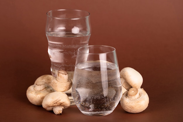 Regeling met glazen water en champignons