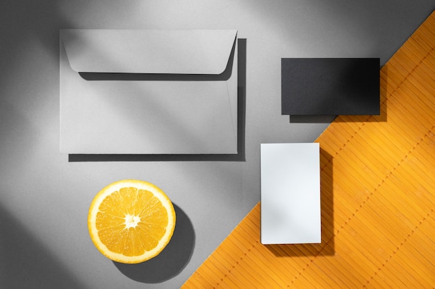 Gratis foto regeling met kantoorbehoeftenelementen op sinaasappel