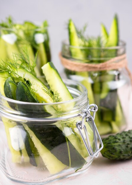 Regeling met komkommers in potten