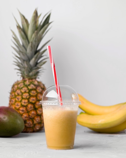 Gratis foto regeling met kopje smoothie