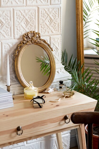 Regeling met spiegel en parfum op houten tafel