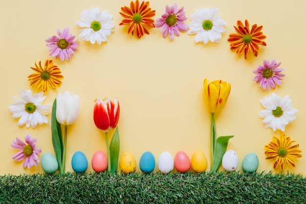 Regeling van heldere bloemen en gekleurde eieren