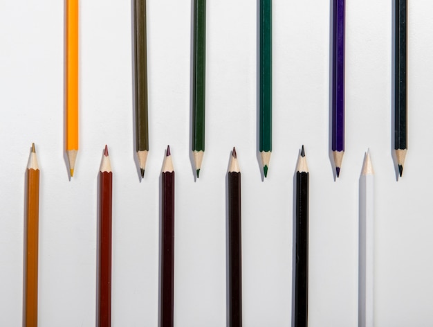 Regeling van kleurrijke potloden bovenaanzicht