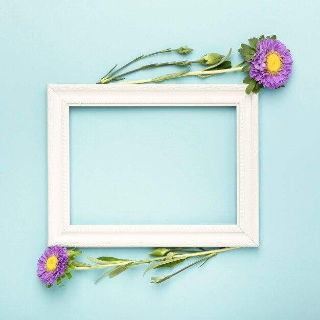 Regeling van lege kopie ruimte frame en bloemen