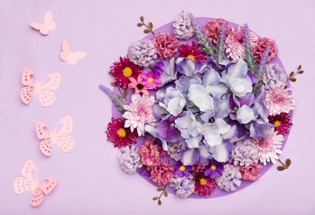 Regeling van mooie bloemen met paarse achtergrond
