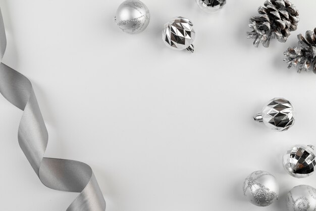 Regeling van zilveren lint en kerstballen
