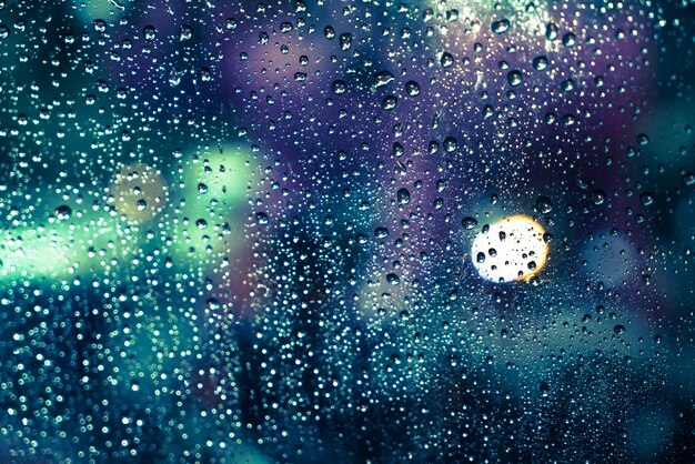 Regen valt op het raam