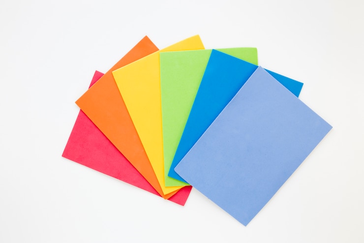 Gratis Foto regenboog gemaakt van gekleurd papier