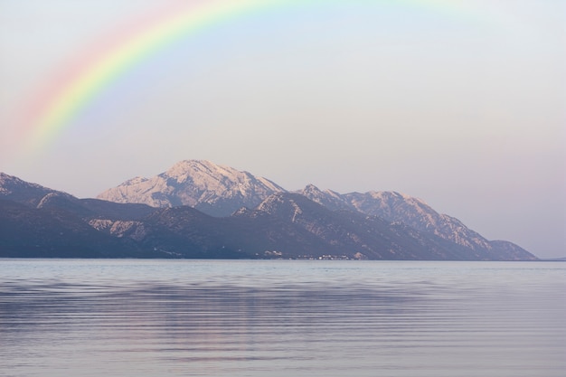 Gratis foto regenboog in de lucht met natuurlandschap