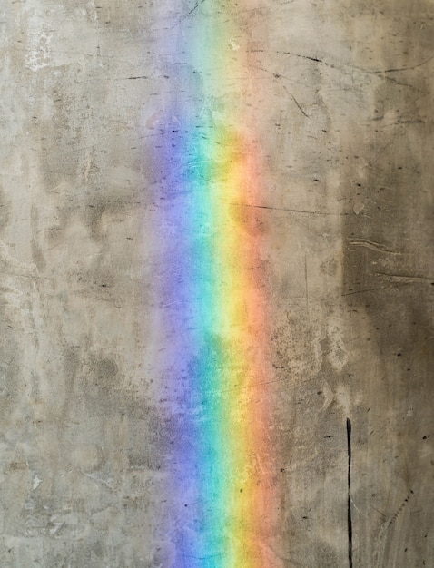 Gratis foto regenboog op cementmuur