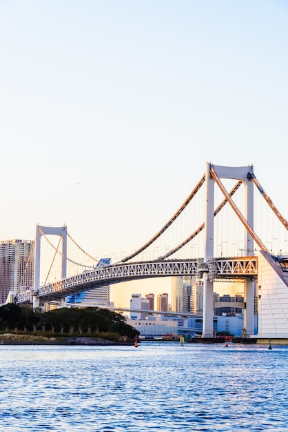 Regenboogbrug in de stad van Tokyo in Japan